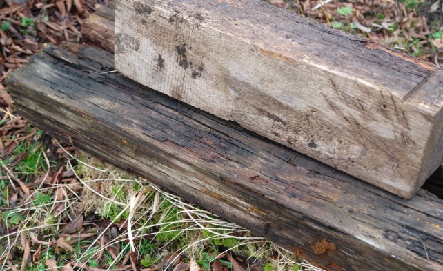 укрытие злаков при помощи деревянных брёвен